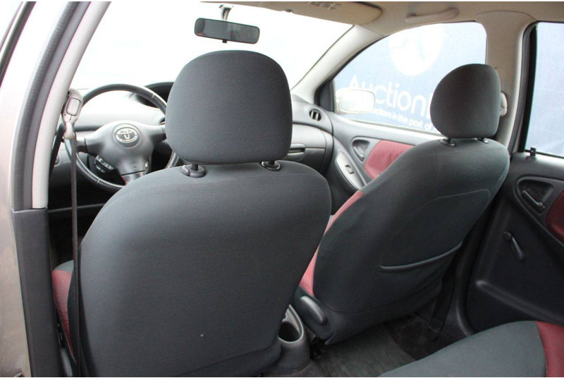 Sedan Toyota Yaris: picture 20