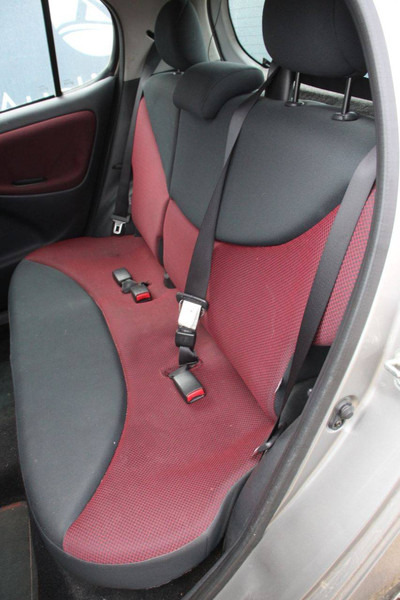 Sedan Toyota Yaris: picture 19