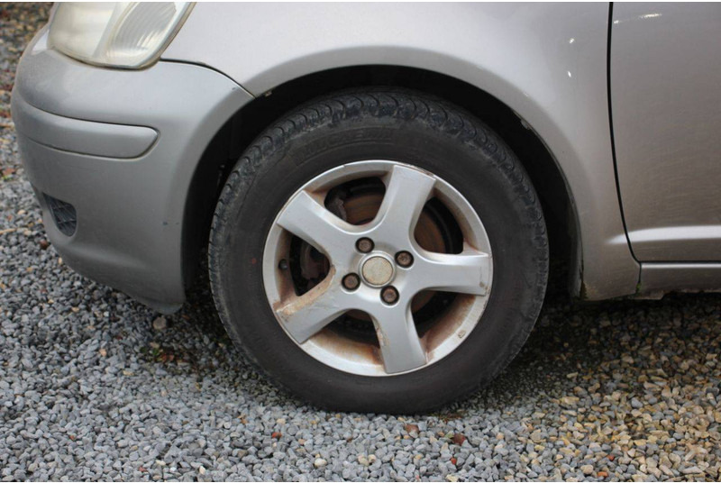 Sedan Toyota Yaris: picture 11