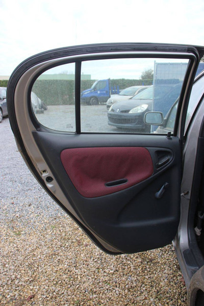 Sedan Toyota Yaris: picture 18