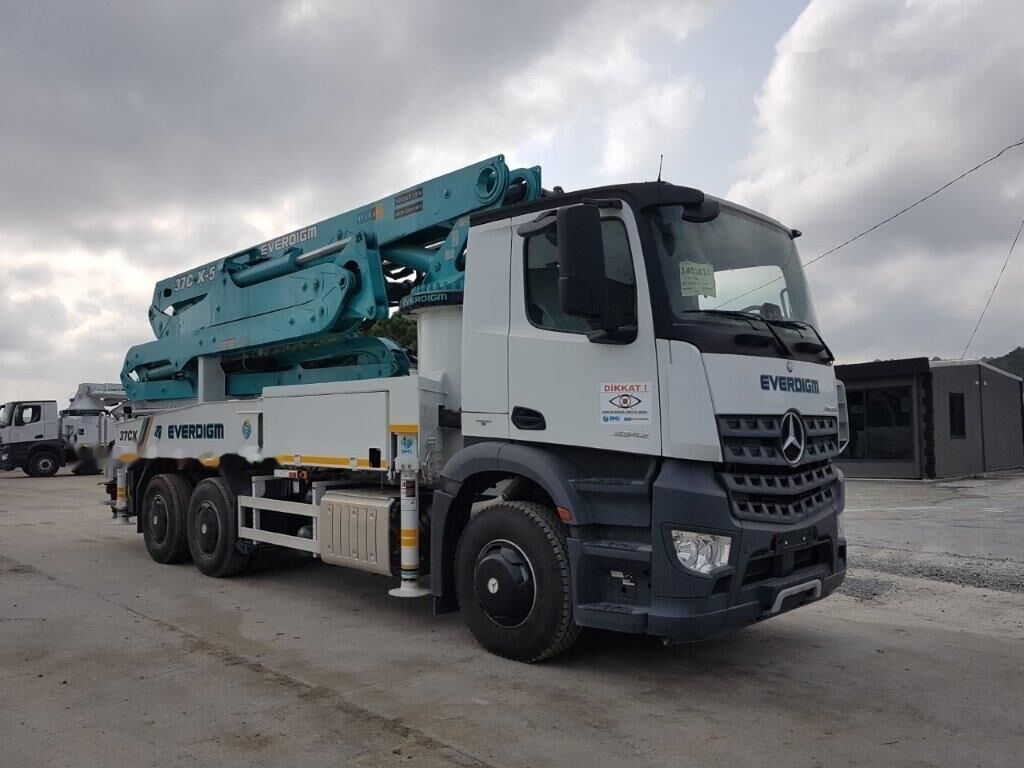 Mercedes-Benz 3343 P - Concrete pump truck: picture 2 Mercedes-Benz 3343 P - Concrete pump truck: picture 2