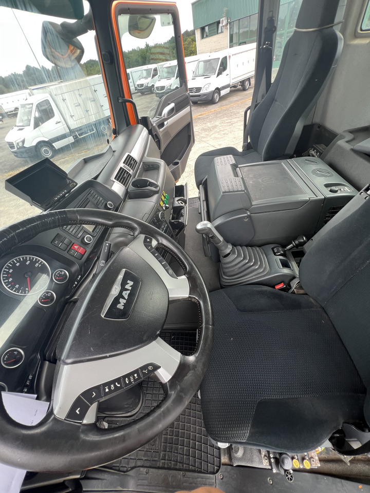 Interior photo 2:  CAMIONN MULTILIF 6X4 MAN 26480 leasing CAMIONN MULTILIF 6X4 MAN 26480
