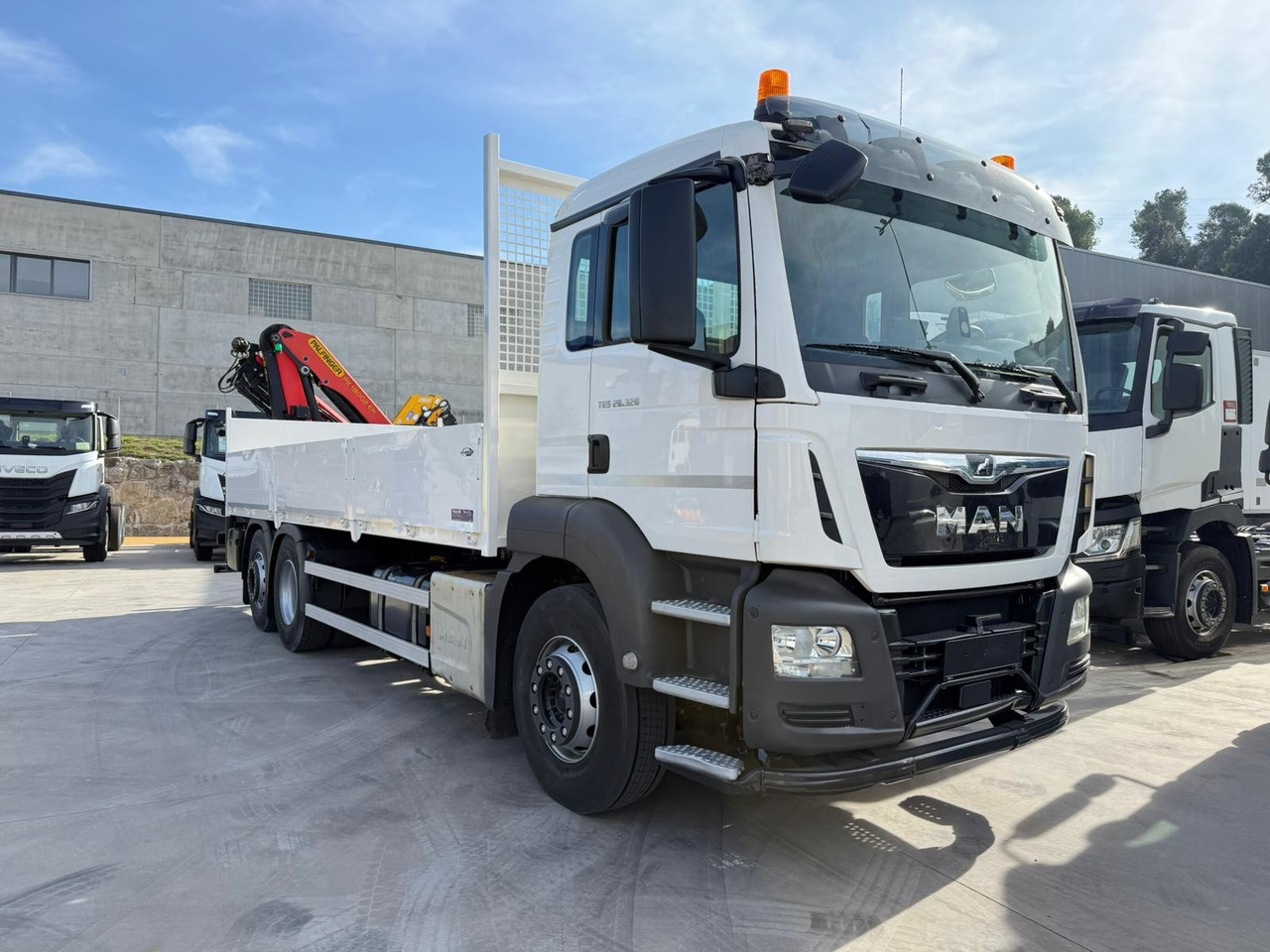 MAN 26.320 BL TGS E6 (Platform and Crane) - Dropside/ Flatbed truck, Crane truck: picture 2 MAN 26.320 BL TGS E6 (Platform and Crane) - Dropside/ Flatbed truck, Crane truck: picture 2