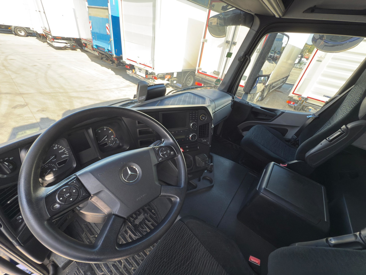 MERCEDES BENZ 18.33 Antos E6 (Self-portable) - Curtain side truck: picture 5 MERCEDES BENZ 18.33 Antos E6 (Self-portable) - Curtain side truck: picture 5