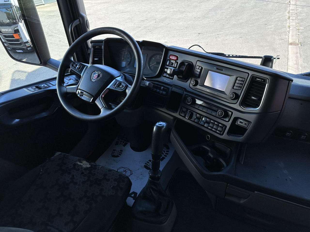SCANIA R 450 B6x4HZ - Cab chassis truck: picture 2 SCANIA R 450 B6x4HZ - Cab chassis truck: picture 2