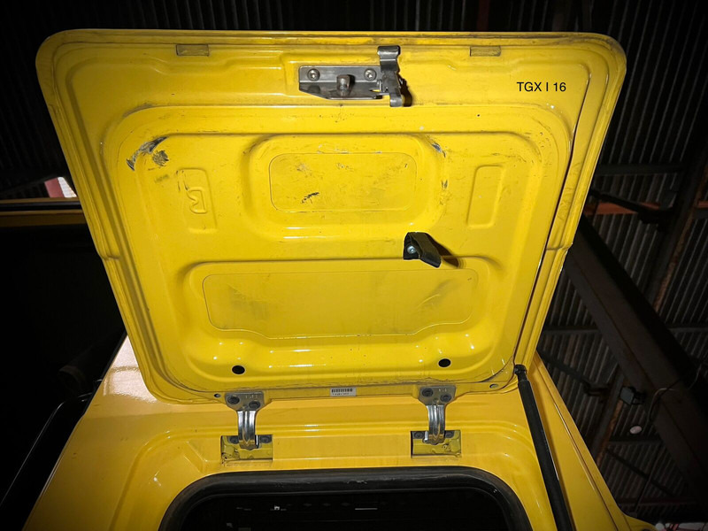 MAN Left side - Cab and interior: picture 2 MAN Left side - Cab and interior: picture 2