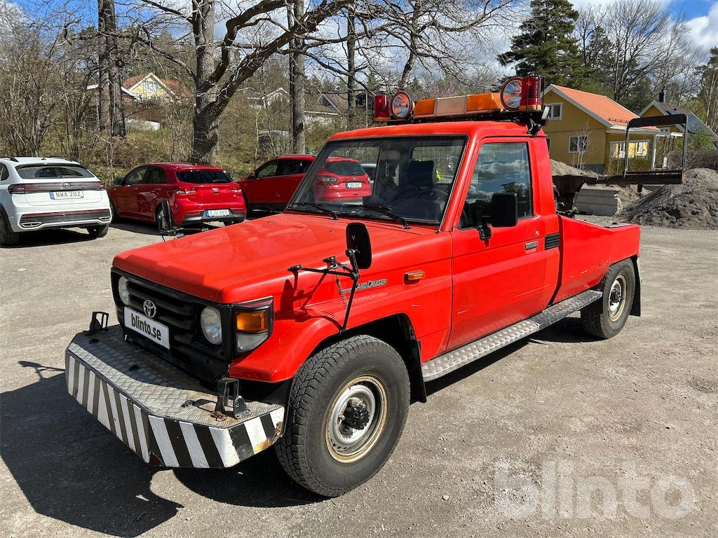 Garagebärgare / TOYOTA LAND CRUISER 70 P - Tow truck: picture 1 Garagebärgare / TOYOTA LAND CRUISER 70 P - Tow truck: picture 1