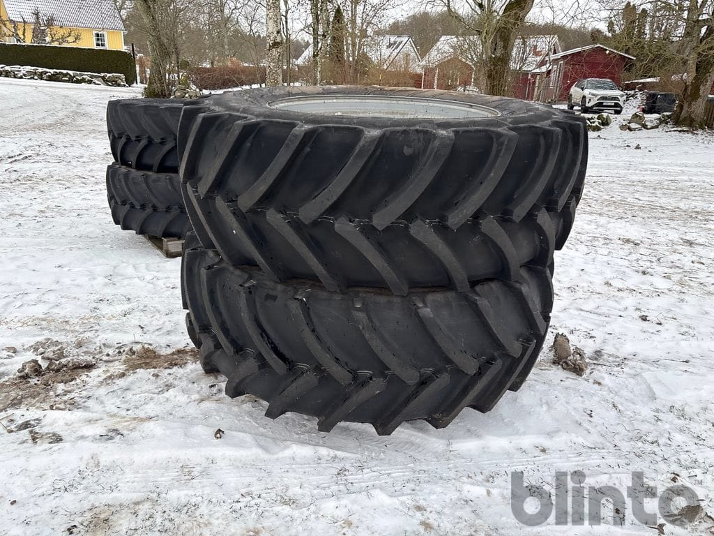 Massey Ferguson - Wheel and tire package for Agricultural machinery: picture 1 Massey Ferguson - Wheel and tire package for Agricultural machinery: picture 1