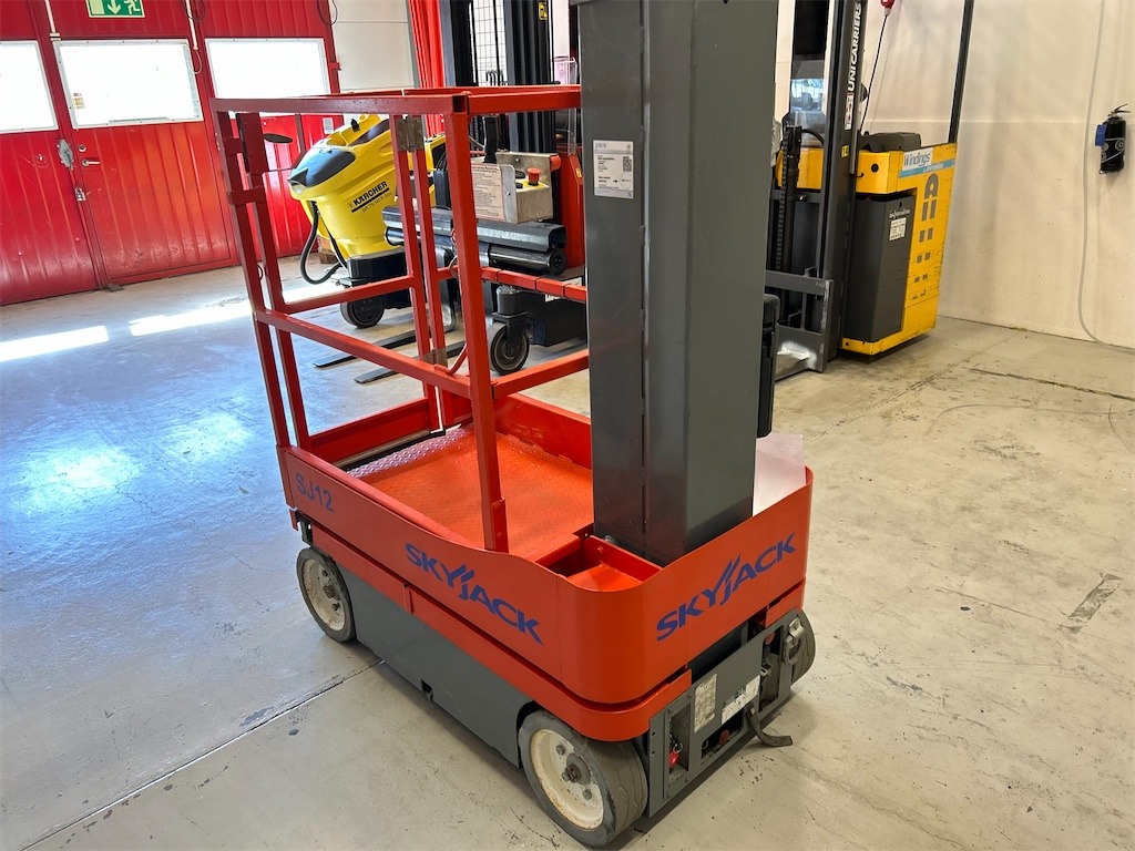 Skyjack SJ12 - Vertical mast lift: picture 2 Skyjack SJ12 - Vertical mast lift: picture 2