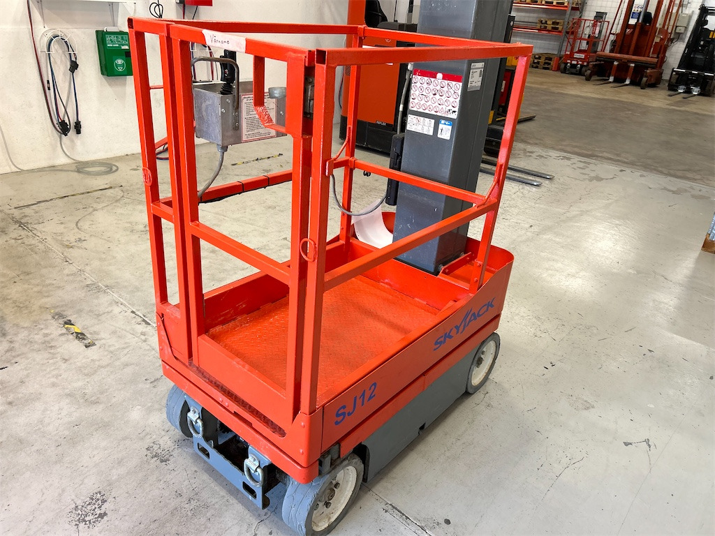 Skyjack SJ12 - Vertical mast lift: picture 3 Skyjack SJ12 - Vertical mast lift: picture 3