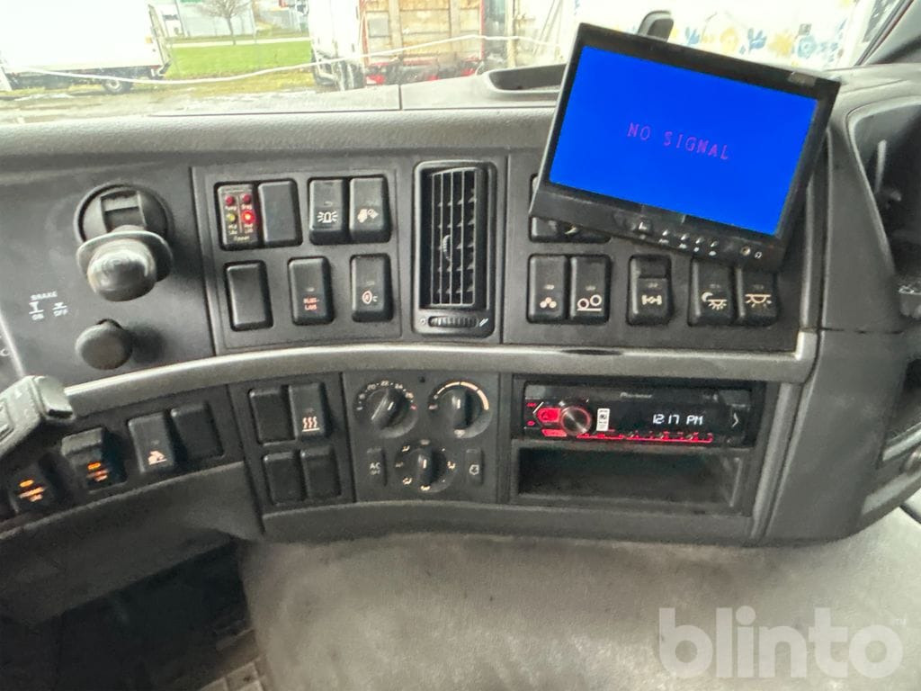 Hook lift truck VOLVO FM 400 6X2: picture 16