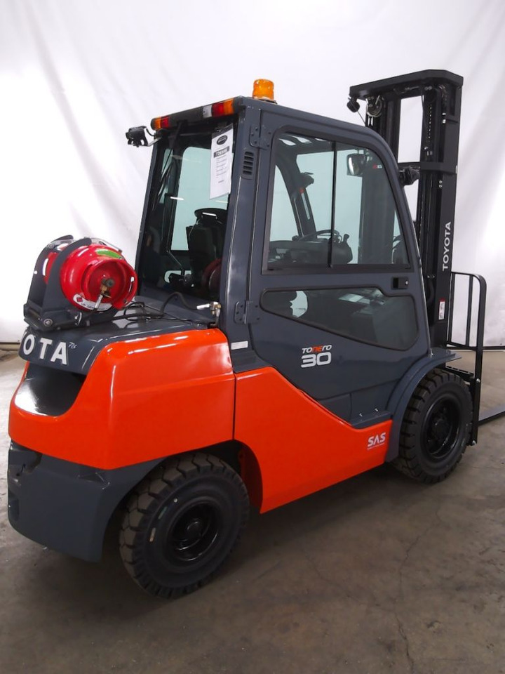 Toyota 02-8FGF30 - LPG forklift: picture 2 Toyota 02-8FGF30 - LPG forklift: picture 2