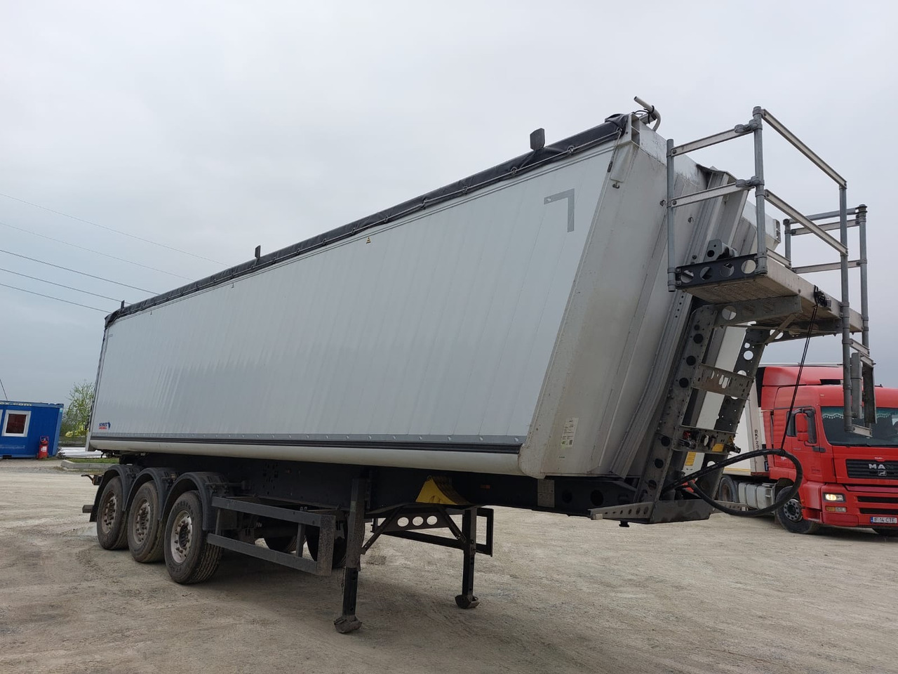 Schmitz Cargobull SCB*S3B - Tipper semi-trailer: picture 3 Schmitz Cargobull SCB*S3B - Tipper semi-trailer: picture 3