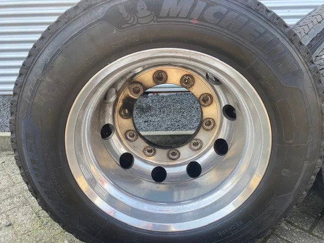 Michelin 355/50x22,5 - 2 stuks en 295/60x22,5 - 4 stuks - Tire for Truck: picture 3 Michelin 355/50x22,5 - 2 stuks en 295/60x22,5 - 4 stuks - Tire for Truck: picture 3