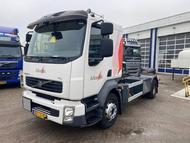 Volvo FL 250 comfort cabine , EEV ADR chassis cabine met twistlocks en pto, low km. - Cab chassis truck: picture 1 Volvo FL 250 comfort cabine , EEV ADR chassis cabine met twistlocks en pto, low km. - Cab chassis truck: picture 1