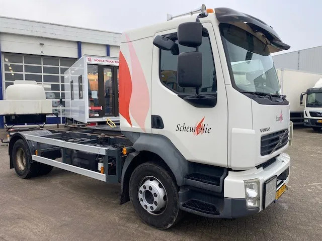 Volvo FL 250 comfort cabine , EEV ADR chassis cabine met twistlocks en pto, low km. - Cab chassis truck: picture 2 Volvo FL 250 comfort cabine , EEV ADR chassis cabine met twistlocks en pto, low km. - Cab chassis truck: picture 2