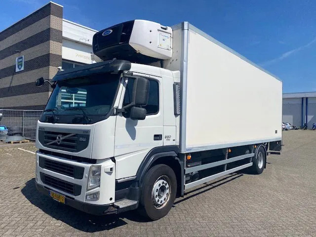 Volvo FM 330 EEV koelvriesbak , 760 lang, 2 comp, carrier koeler, D"hollandia klep - Refrigerator truck: picture 1 Volvo FM 330 EEV koelvriesbak , 760 lang, 2 comp, carrier koeler, D"hollandia klep - Refrigerator truck: picture 1